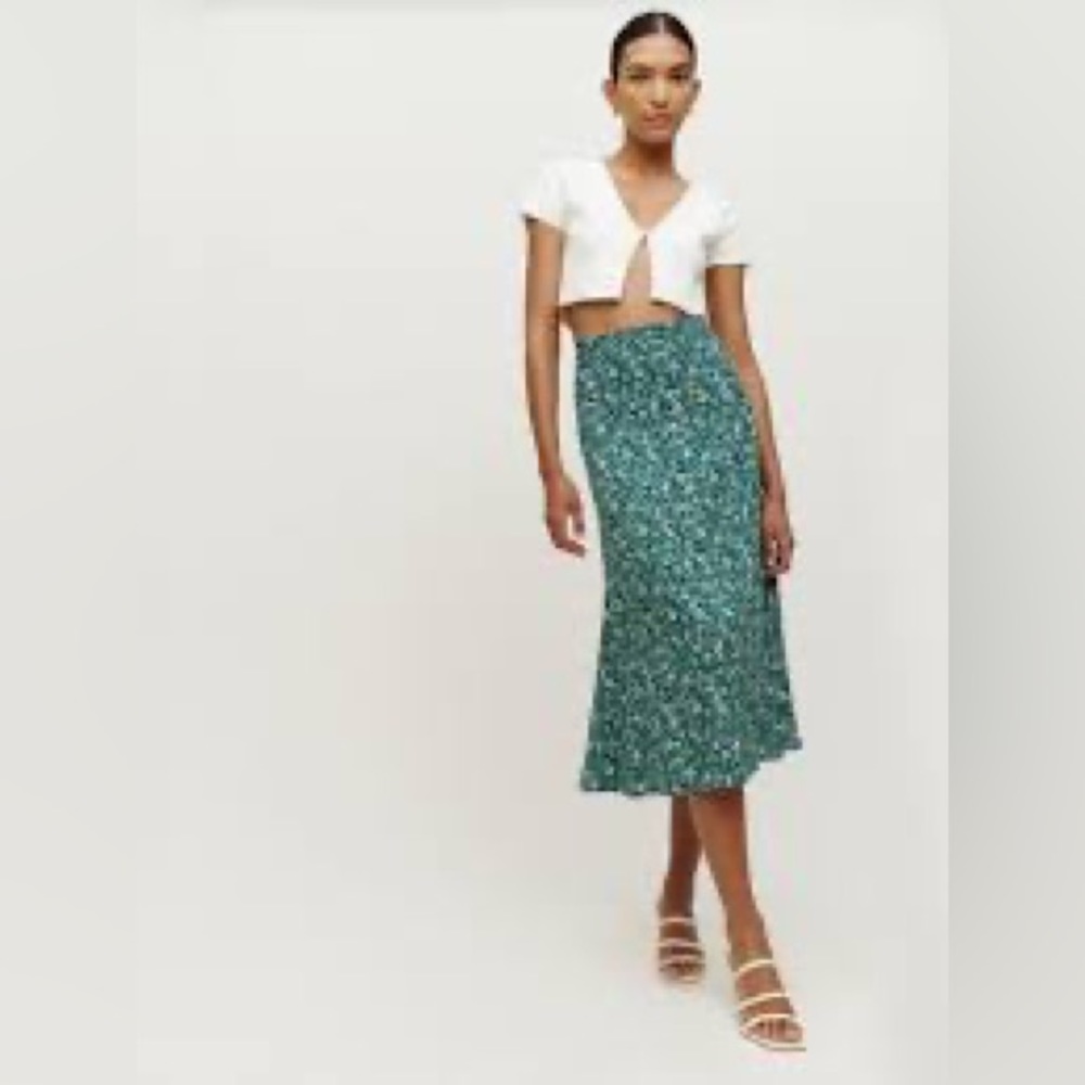 Reformation Bea skirt in the Saskia print. Worn twice in excellent condition.